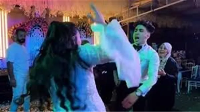 العريس التريند.. صفع عروسته وخطب صديقتها في حفل زفافه.. ما القصة؟ (فيديو)