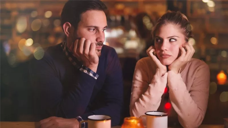 فتاة تشكو: «خطيبي بيكلمني مرة في اليوم».. كيف أتصرف معه؟