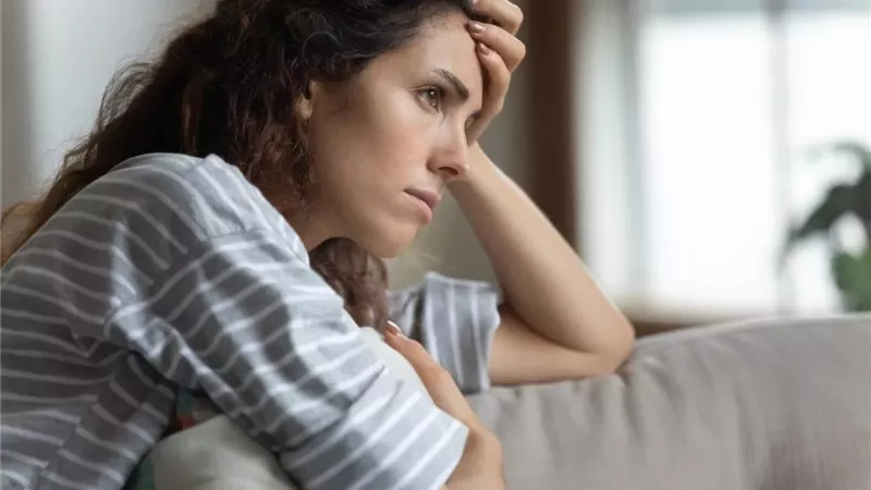 الصحة تحذر من 4 أعراض تدل على الإصابة بالاكتئاب الموسمي