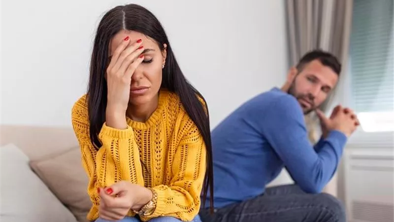 أخون زوجي مع صديقه ولا أستطيع التوقف.. ماذا أفعل؟