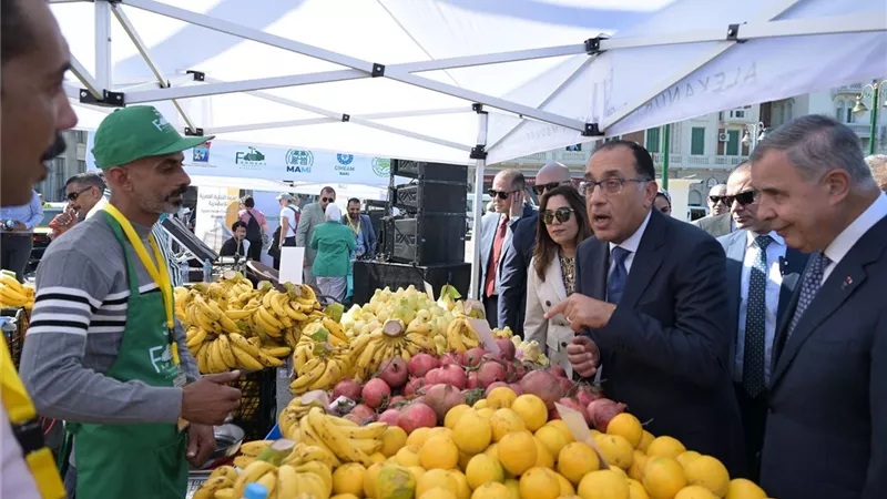 بالصور.. جولة رئيس الوزراء داخل سوق اليوم الواحد بمحطة الرمل بالإسكندرية