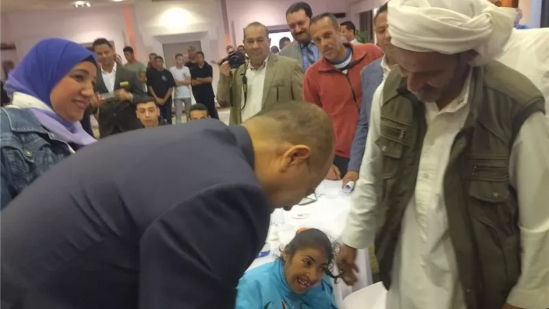 بالصور.. وزير العمل يسلم عقود عمل للشباب من بينهم ذوي همم بجنوب سيناء