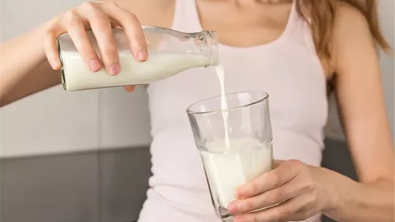 طبيب يوضح مخاطر تناول الحليب غير المبستر