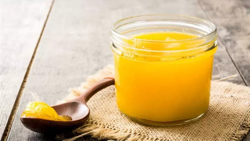 احذر منها.. 4 مخاطر محتملة عند تناول السمن بكثرة