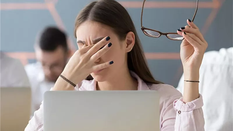 الصحة تكشف 8 أعراض تشير إلى إجهاد العين 