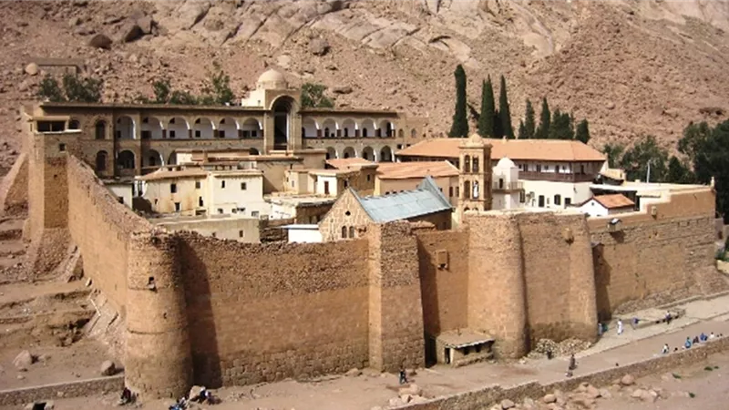 القصة الكاملة لإغلاق دير سانت كاترين أمام الزوار وطرد الرهبان منه 