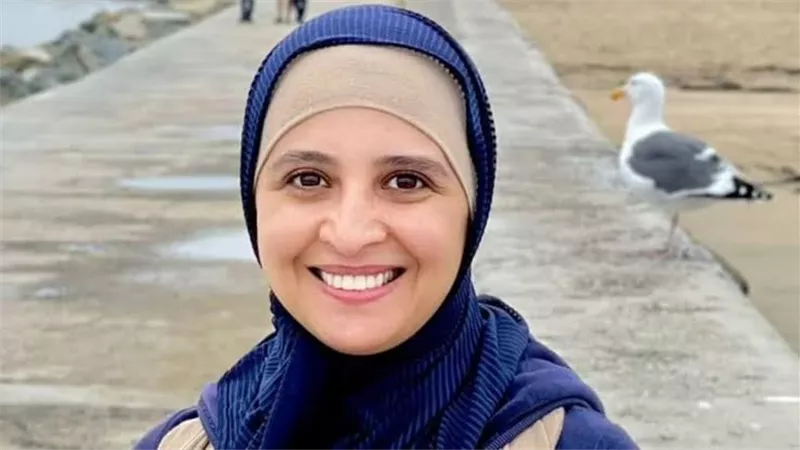 حنان ترك تثير الجدل برسالة على باب منزلها بأمريكا بعيد الهالوين