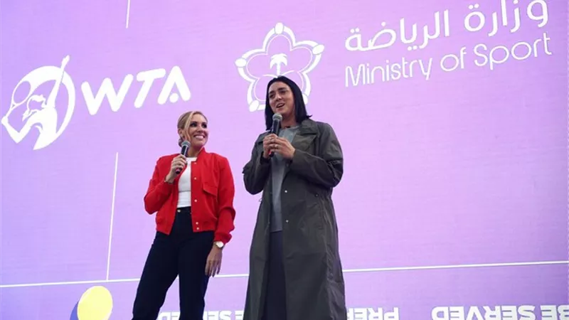 نجوم الرياضة يفتتحون حفل نهائيات رابطة التنس للسيدات.. وأنس جابر ونيمار يقيمان القرعة