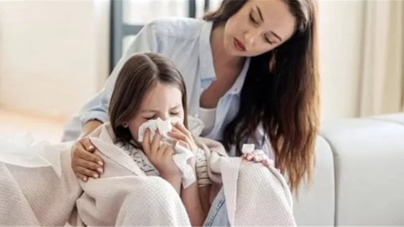 أثناء التقلبات الجوية.. 6 نصائح تحمي طفلك من نزلات البرد في فصل الخريف
