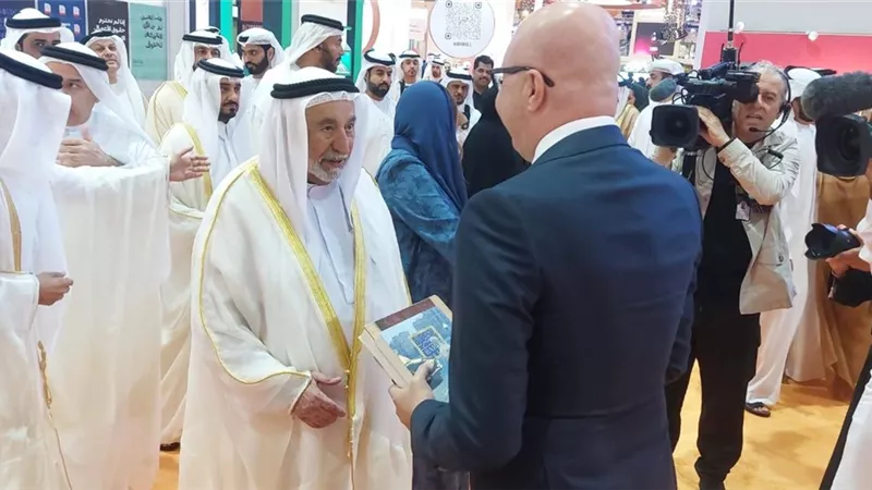 بالصور.. حاكم الشارقة يتفقد جناح الهيئة المصرية العامة للكتاب في معرض الشارقة الدولي للكتاب