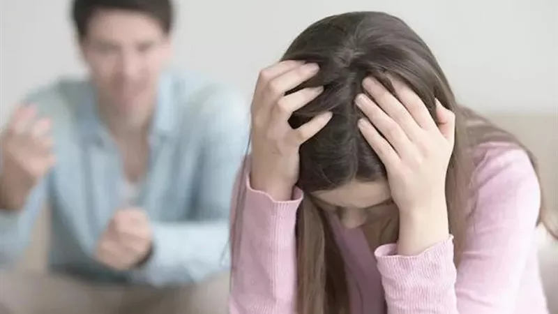 صرخة زوجة: زوجي يجامعني 3 مرات في العام.. ورغبتي تقتلني
