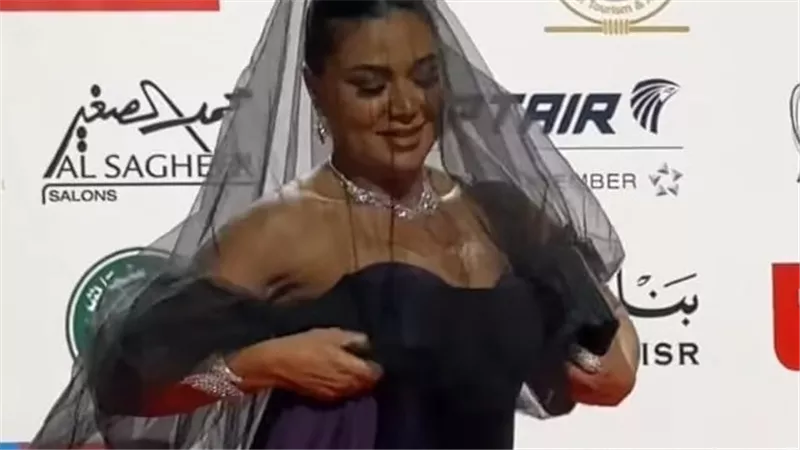 بفستان وبيشة.. رانيا يوسف على ريت كاربت مهرجان القاهرة السينمائي 