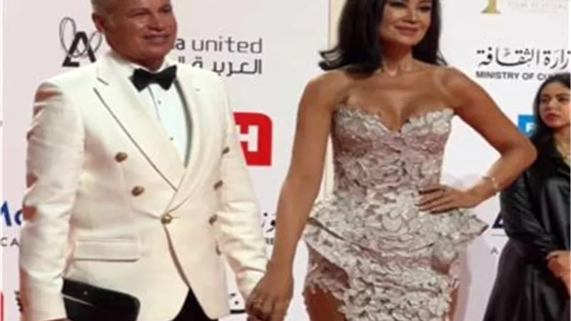 ببطانة شفافة.. أروى جودة مع خطيبها في مهرجان القاهرة السينمائي