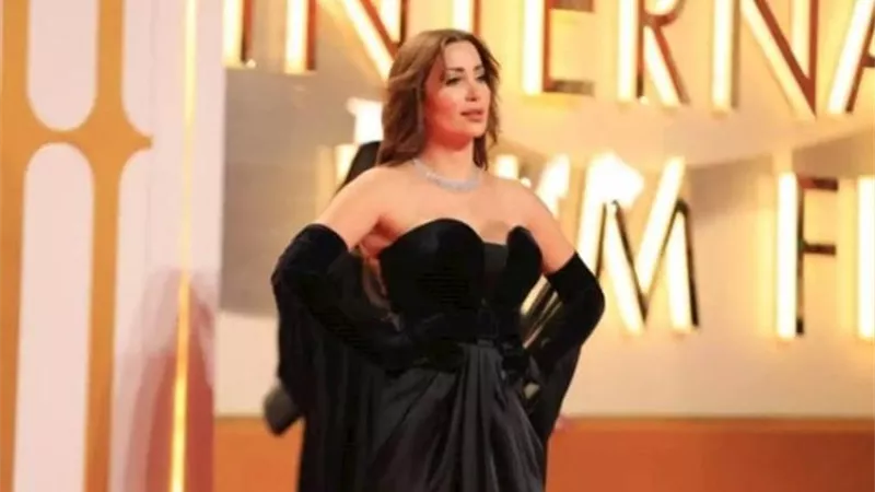 فستان كب وتاتو في الضهر.. نسرين طافش تتألق بمهرجان القاهرة السينمائي 