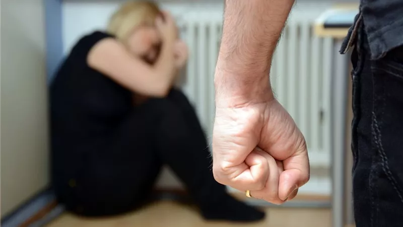 «زوج مفتري».. زوجة لمحكمة الأسرة: «كل صباح علقة ساخنة.. وكسر لي أسناني»