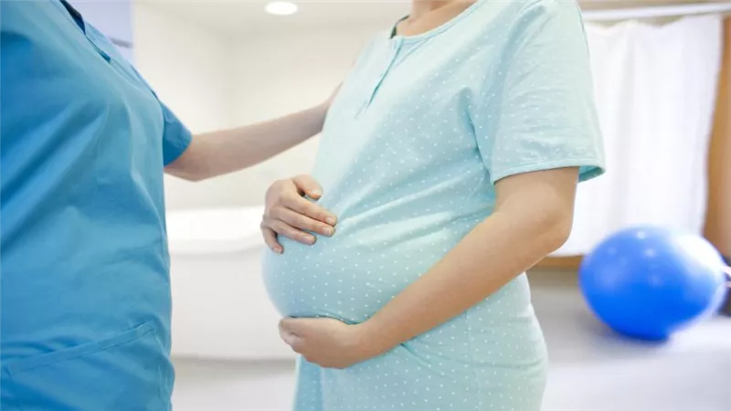 الصحة توضح دور الطبيب في تجهيز السيدة الحامل للولادة الطبيعية