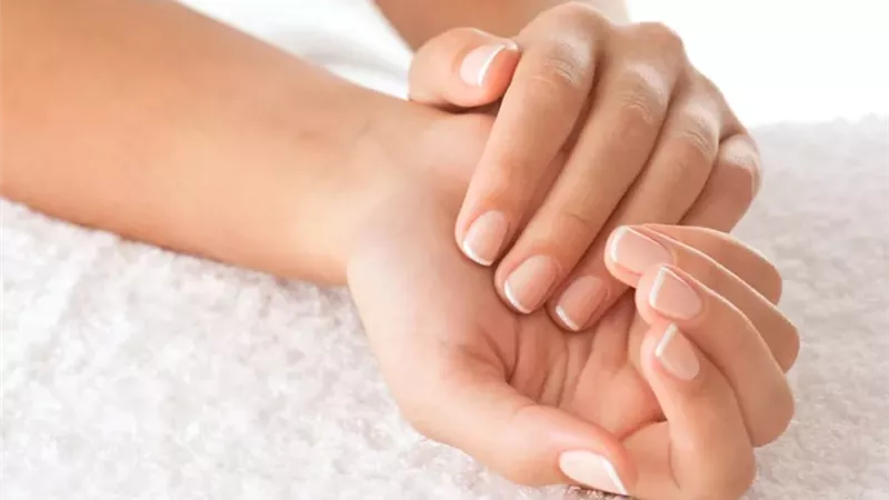 لبشرة نضرة.. 5 خطوات بسيطة للتخلص من الجلد الميت حول الأصابع