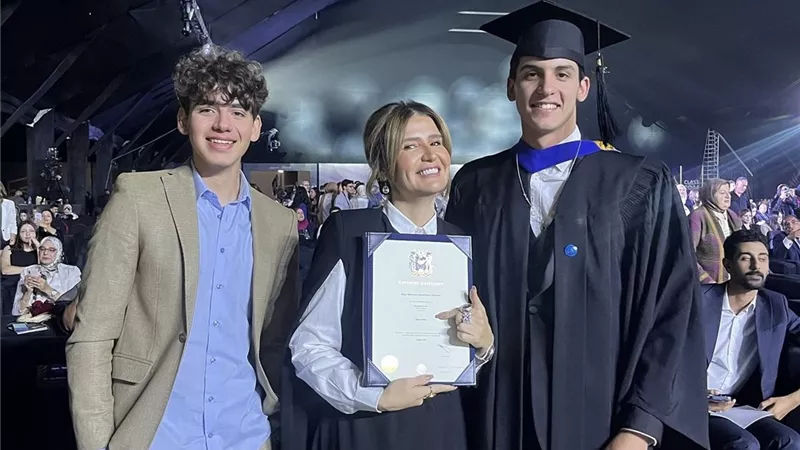 هنا شيحة تحتفل بتخرج نجلها من الجامعة.. والفتيات يتغزلن بجماله (صور)