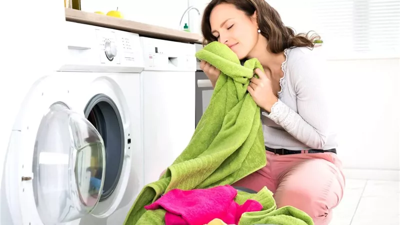 إزاى تخلى الملابس ريحتها حلوة ومنعشة دايمًا؟.. إليك 3 حيل بسيطة