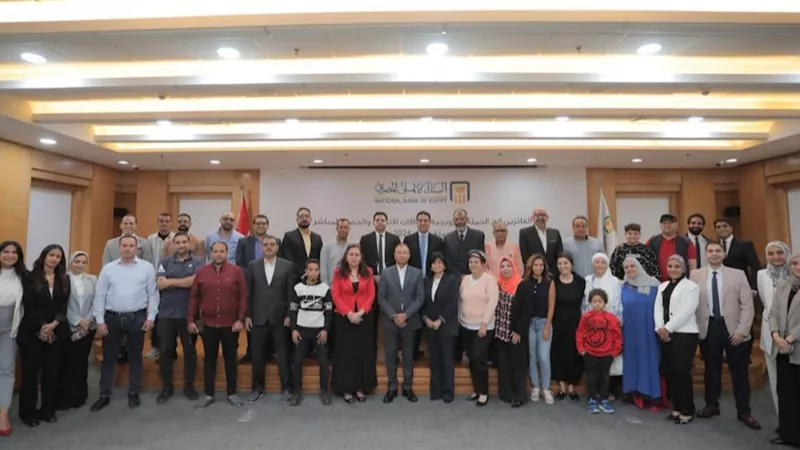 ترويجا لبطاقاته البنكية.. البنك الأهلي يسلم الجوائز للفائزين في حملته الترويجية 
