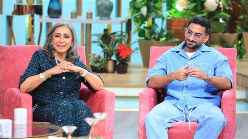 عندي 9 شقيقات.. أنس بوخش يكشف أسرارًا عن حياته العائلية مع والدته (فيديو) 