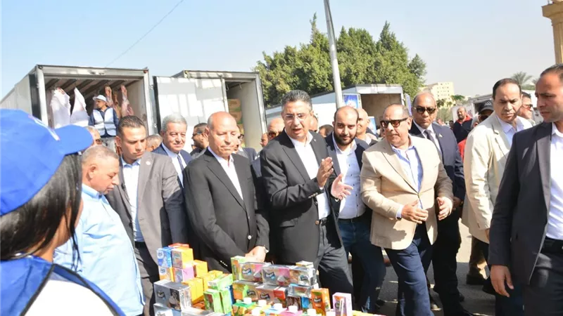 بالصور.. وزير التموين يفتتح سوق اليوم الواحد في حلوان