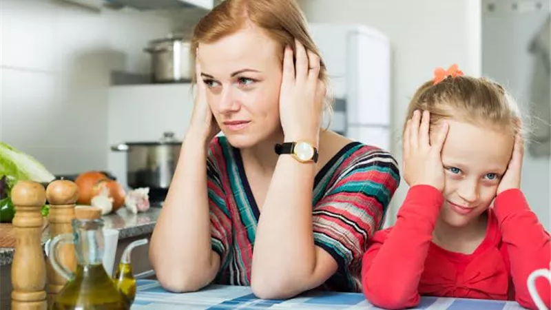 جبروت أم: «زوجتي تعاقب ابني 3 سنين بالخصام أيام».. ماذا أفعل معها؟ 