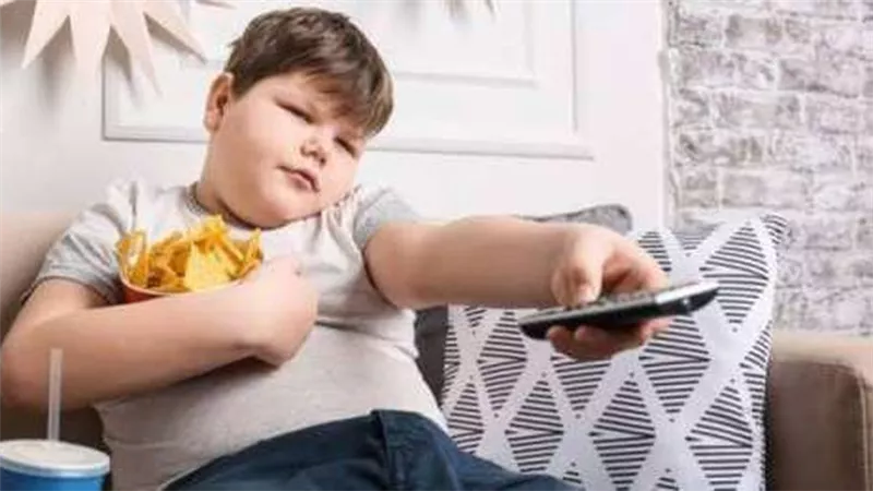 الصحة تحذر من 3 أطعمة ضارة بالأطفال
