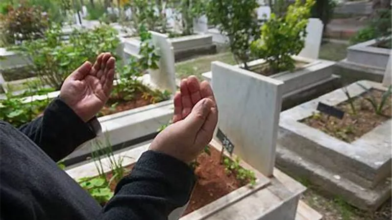 هل يجوز زيارة قبر الوالدين كل جمعة وقراءة القرآن لهما؟.. الإفتاء تجيب