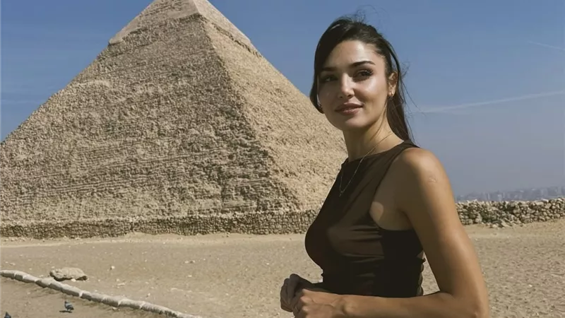 من أمام الأهرامات .. هاندا آرتشيل توثق زيارتها لمصر بصور مميزة (صور)