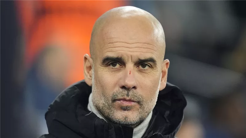 تعادل ثم خدش وجهه.. بيب جوارديولا يثير الجدل بعد مباراته في أبطال أوروبا 