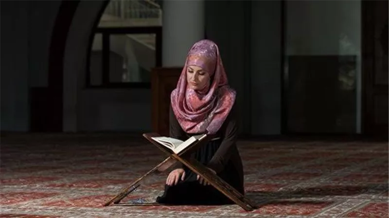 هل تجوز الصلاة بالمكياج بعد الوضوء؟.. دار الإفتاء تجيب 