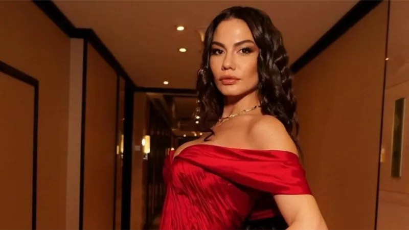 ديميت أوزدمير تفاجئ جمهورها بكلمات عربية في مهرجان ضيافة (صور) 