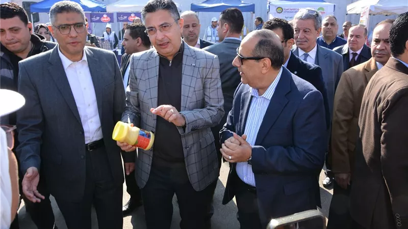 بالصور..  وزير التموين يفتتح سوق اليوم الواحد في إمبابة