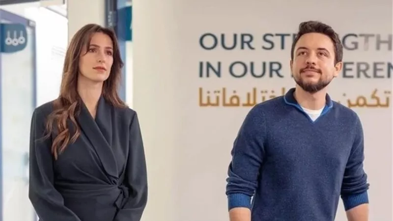 بإطلالة أنيقة.. الأميرة رجوة وولي العهد الأمير الحسين يزوران مركز علاج النطق في عمان