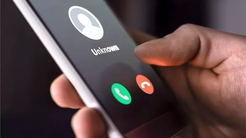 أمي أرملة وتتكلم مع رجال وستفضحنا.. ماذا أفعل؟
