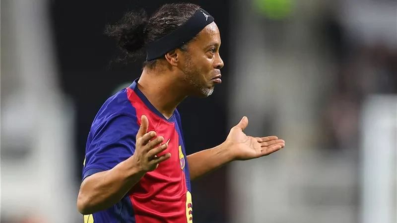 فوز برشلونة على ريال مدريد بمباراة كلاسيكو الأساطير.. ورونالدينيو نجم اللقاء 