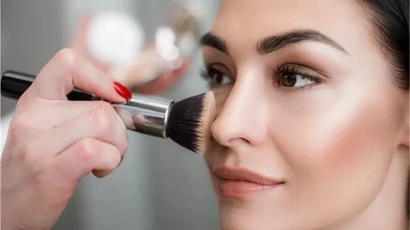 لو بتنزلي شغلك الصبح.. 3 نصائح مهمة يجب معرفتها قبل وضع الميكاج