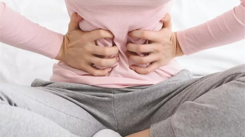 تقلصات المعدة.. أسباب تنذر الإصابة بأمراض خطيرة