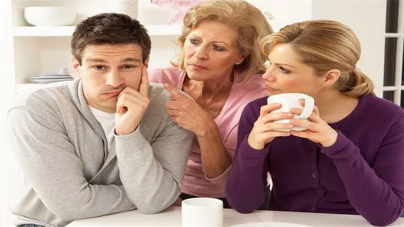 مشكلة زوجة: «حماتي بتجيب لبس لابني وحش ومش برضى أكسر بخاطرها».. ماذا أفعل بالملابس؟ 