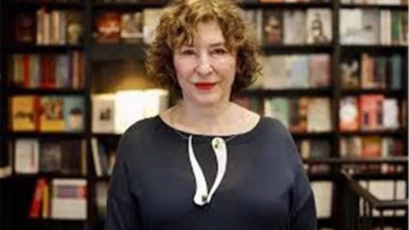 آذار نفيسي | كاتبة إيرانية حائزة على زمالة من جامعة أوكسفورد