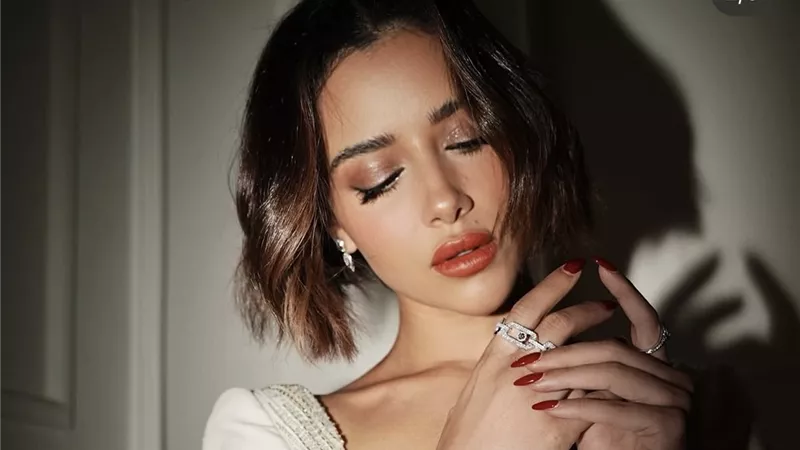 بلقيس تتألق في أحدث ظهور بإطلالة بيضاء ساحرة (صور)