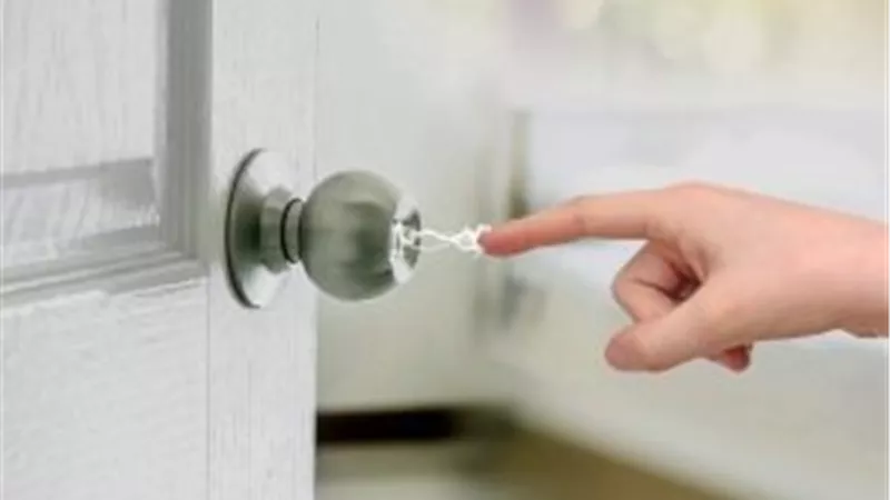 تشعر بلسعة كهربائية عند لمس الأشخاص؟.. الأسباب وطرق الوقاية