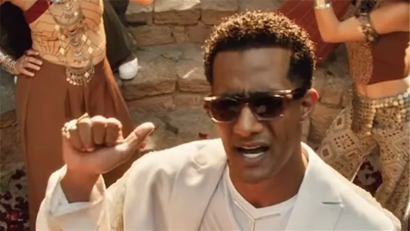 برج الثور.. محمد رمضان يروج لأغنيته الجديدة بشخصية السادات