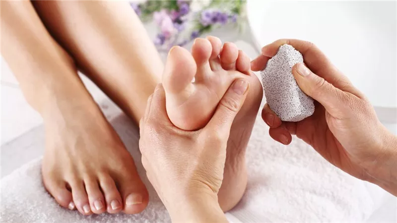 6 طرق آمنة تساعدك في علاج شقوق الجلد