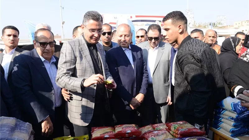 بالصور.. وزير التموين ومحافظ القاهرة يفتتحان سوق اليوم الواحد بالأميرية