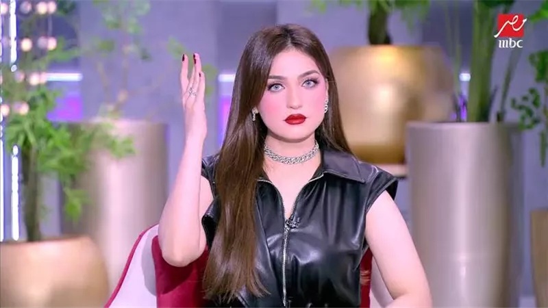 ياسمين عز تثير غضب السيدات: بدل ماتنشفي شعرك بالسيشوار دفي السرير لجوزك