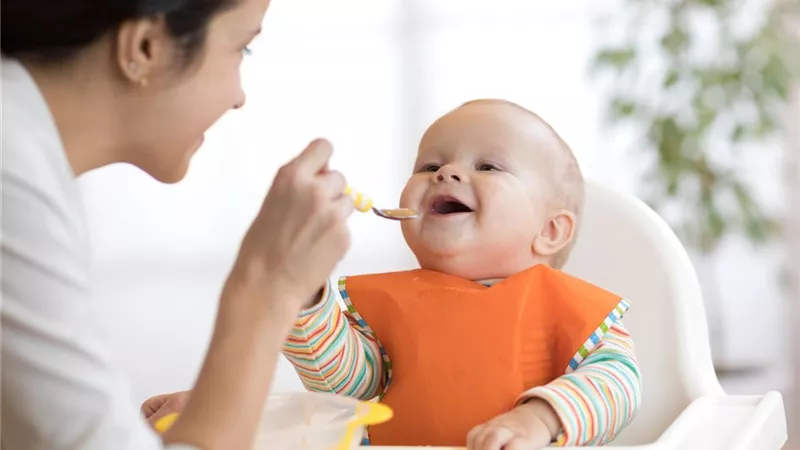 تغذية الطفل الصح..عناصر غذائية ابدئي بها أول 6 شهور
