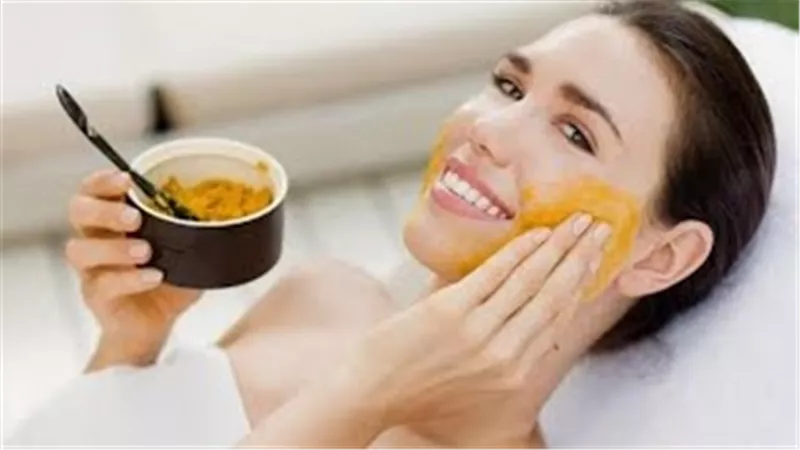 للحصول على جسم ناعم.. طريقة عمل دلكة الكركم في المنزل