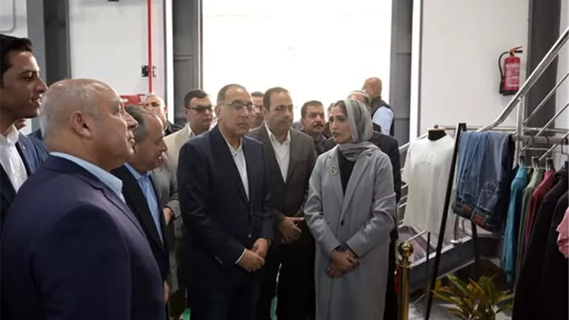 رئيس الوزراء يتفقد مصنع 